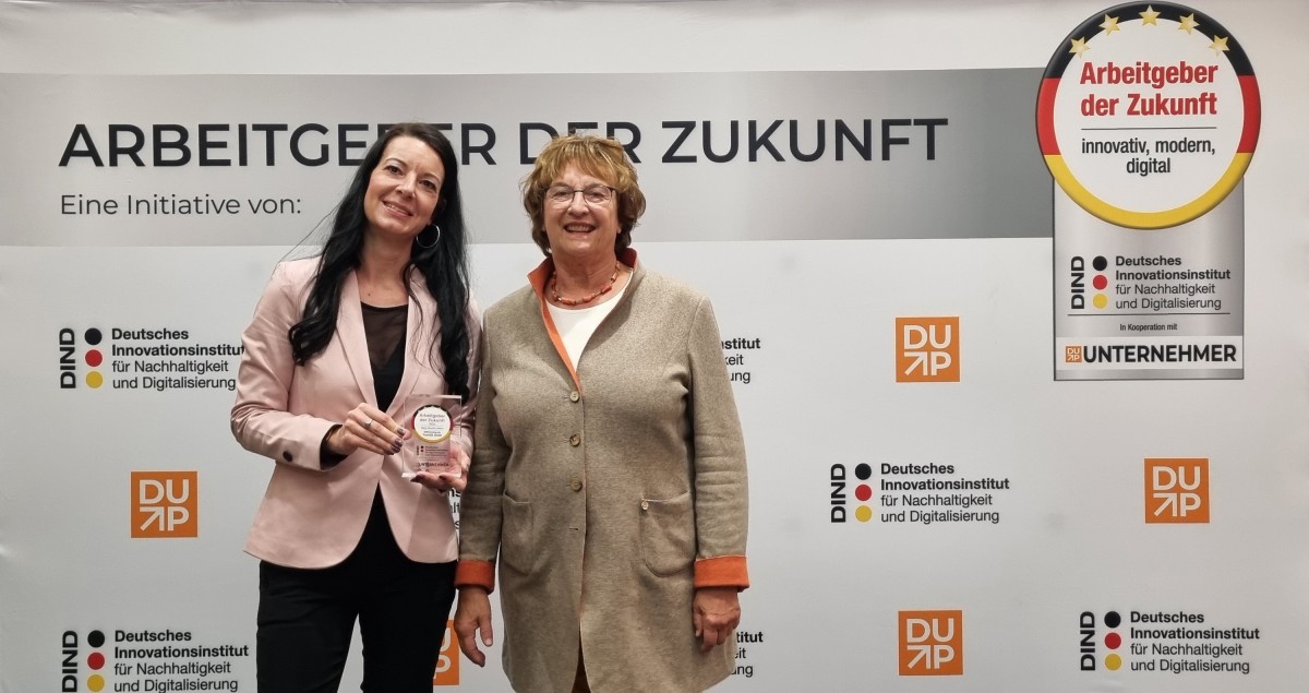 Übergabe der Auszeichnung mit der Schirmherrin der Initiative, Frau Zypries (© Privat) Übergabe der Auszeichnung mit der Schirmherrin der Initiative, Frau Zypries (© Privat)