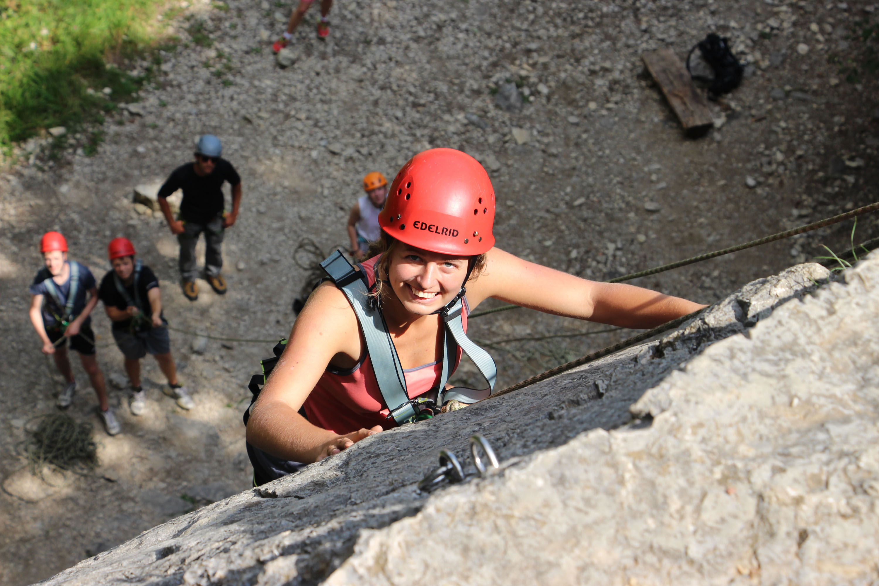 Erlebnispädagogik soll Jugendlichen helfen, Resilienz zu entwickeln: Abseilübung am Outward Bound-Stützpunkt Adlerhorst bei Füssen Erlebnispädagogik soll Jugendlichen helfen, Resilienz zu entwickeln: Abseilübung am Outward Bound-Stützpunkt Adlerhorst bei Füssen