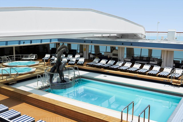 Einer der beiden Poolbereiche der Celestyal Journey unter dem verschließbaren Dach. Foto: Celestyal Einer der beiden Poolbereiche der Celestyal Journey unter dem verschließbaren Dach. Foto: Celestyal