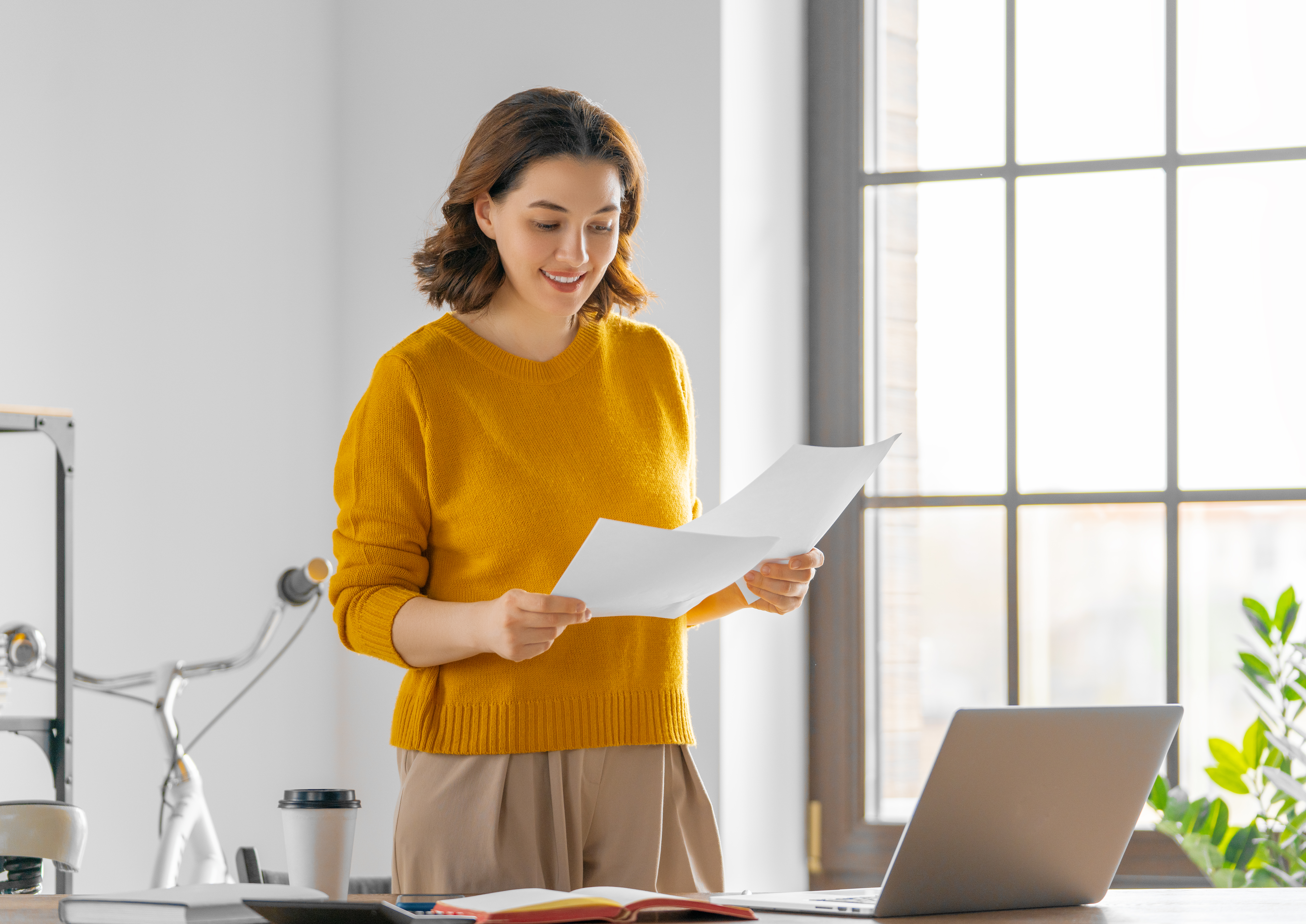 
In unserer modernen Arbeitswelt verbringen viele Menschen den größten Teil ihres Tages im Sitzen oder Stehen vor einem Computerbildschirm. Doch wie lange sollte man eigentlich im Stehen arbeiten und wie lange im Sitzen?