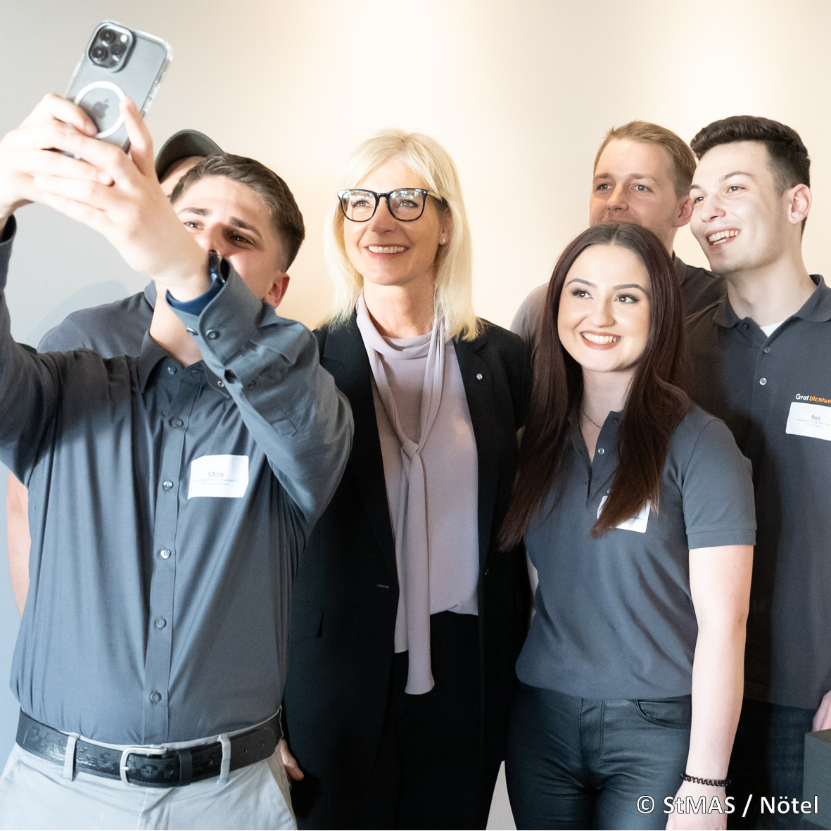 Selfie der Azubis der Graf-Dichtungen GmbH mit der bayerischen Arbeitsministerin Frau Scharf Selfie der Azubis der Graf-Dichtungen GmbH mit der bayerischen Arbeitsministerin Frau Scharf