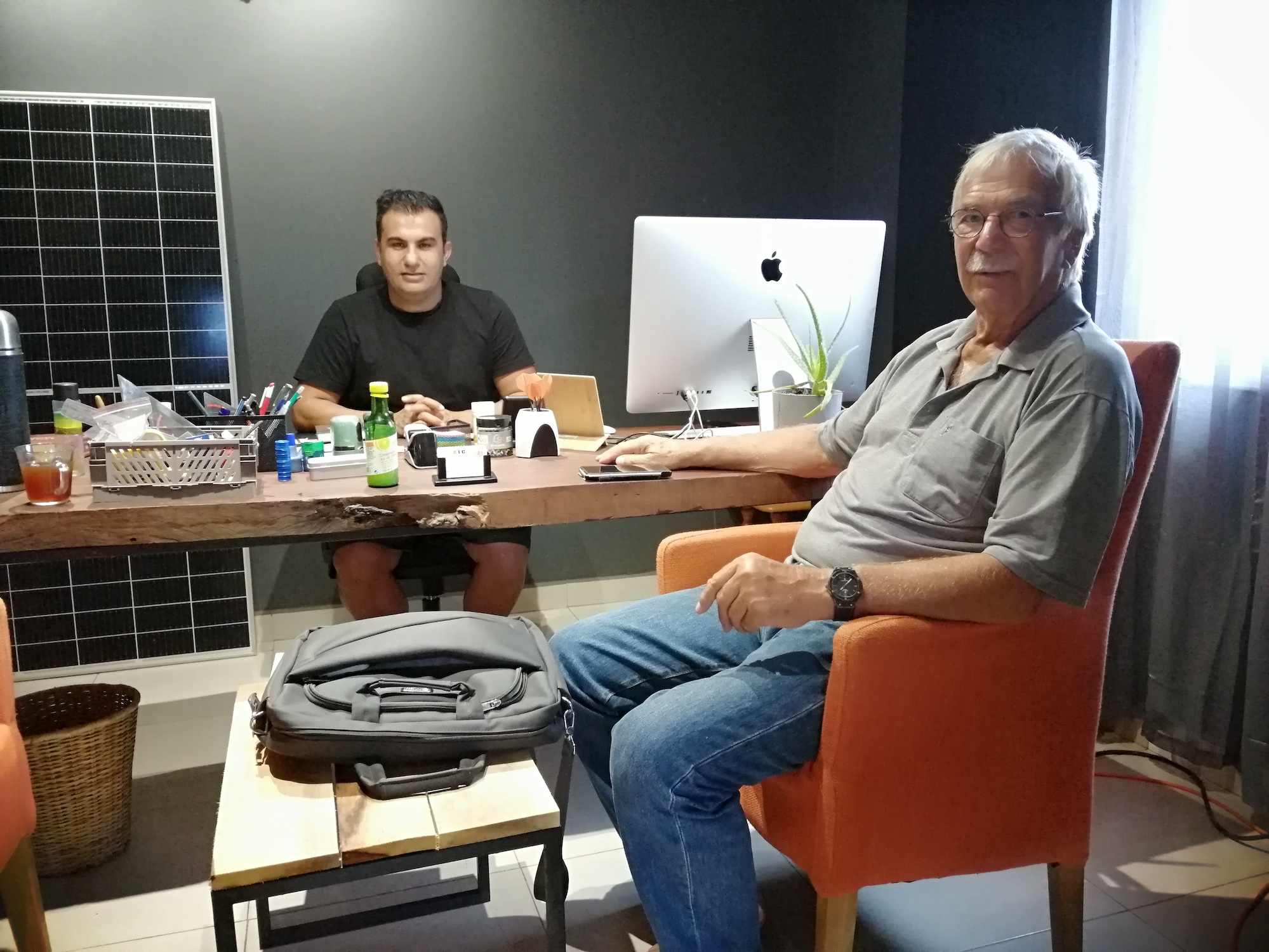 https://africainvestco.com/ CEO Dennis Elverir& Umweltexperte Peter Weissferdt im Meeting in Gambia (Bildquelle: www.bellacoola.de) https://africainvestco.com/ CEO Dennis Elverir& Umweltexperte Peter Weissferdt im Meeting in Gambia (Bildquelle: www.bellacoola.de)