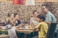 Ausgelassene Stimmung beim Familienessen (c) Jan Hanser mood photography (Mia Alpina . Zillertal)
