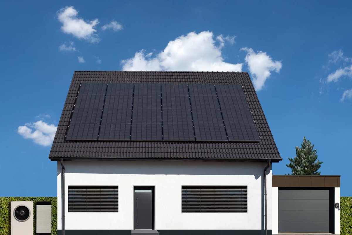 Photovoltaikanlagen und Wärmepumpen ergänzen sich, weiß Oliver Temm, Inhaber von Temm Haustechnik. (© Gerd / stock.adobe.com) Photovoltaikanlagen und Wärmepumpen ergänzen sich, weiß Oliver Temm, Inhaber von Temm Haustechnik. (© Gerd / stock.adobe.com)