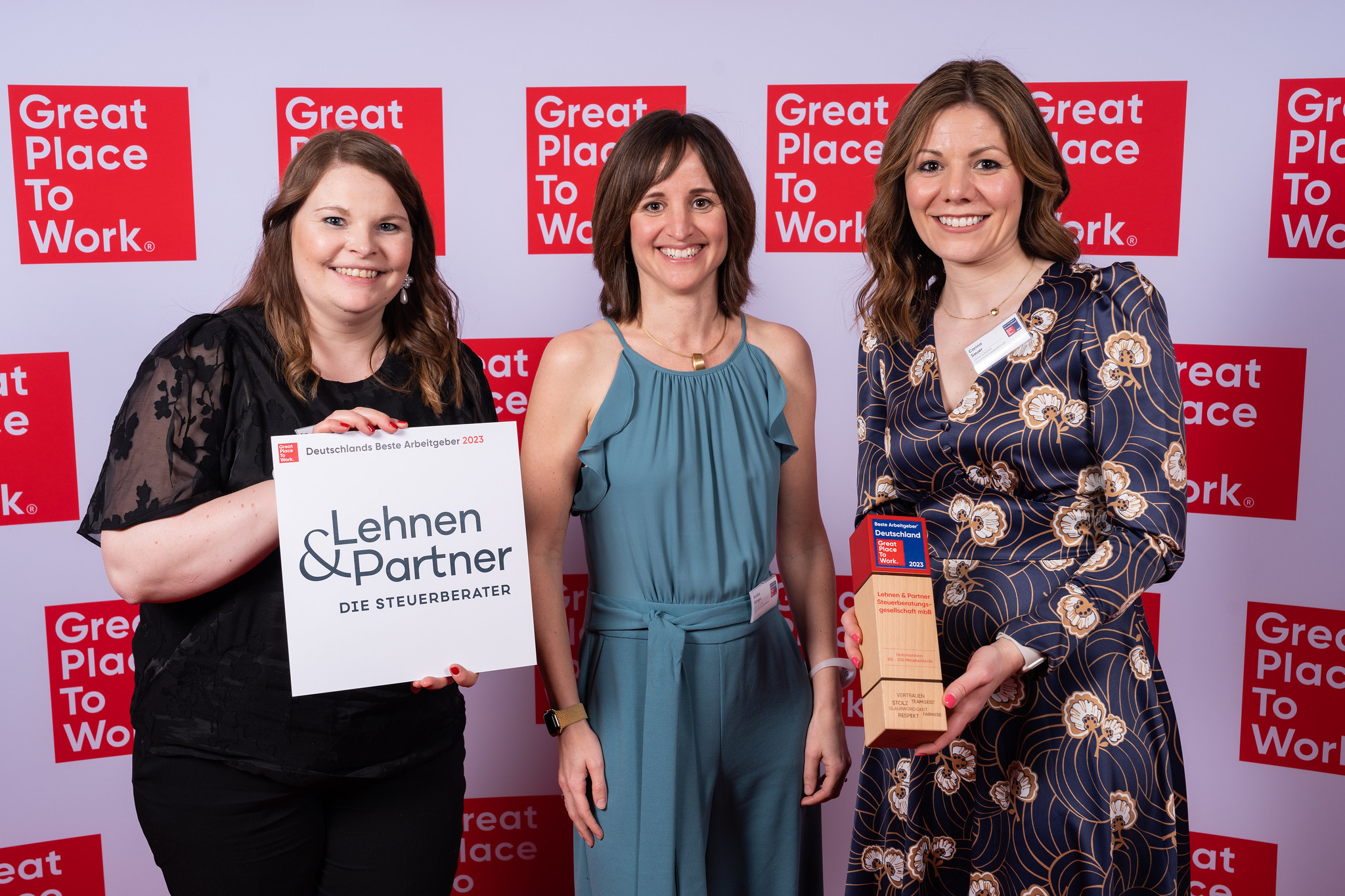 L&P-Team @GPTW-Prämierungsgala, v.l.n.r.: Eva Klein, Annika Görgen, Carina Sauer (Bildquelle: @Great Place to Work Deutschland) L&P-Team @GPTW-Prämierungsgala, v.l.n.r.: Eva Klein, Annika Görgen, Carina Sauer (Bildquelle: @Great Place to Work Deutschland)