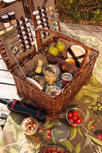 Picknickkorb mit diversen Köstlichkeiten (c) Jukka Pehkonen (Alpenhotel Kitzbühel)
