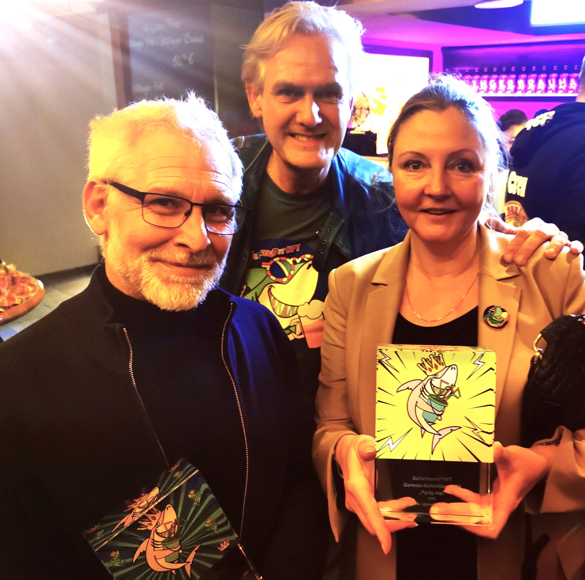 Journalist Ingo Wohlfeil (li.) wurde der von nft-ace verliehene Ballermann-NFT"Party-Hai" gezockt (Die Bildrechte liegen bei dem Verfasser der Mitteilung.) Journalist Ingo Wohlfeil (li.) wurde der von nft-ace verliehene Ballermann-NFT"Party-Hai" gezockt (Die Bildrechte liegen bei dem Verfasser der Mitteilung.)