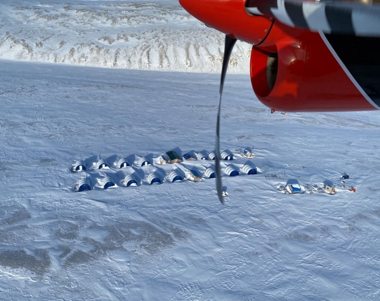 Anflug auf das Explorationscamp des Storm-Projekts; Foto: American West Metals Anflug auf das Explorationscamp des Storm-Projekts; Foto: American West Metals