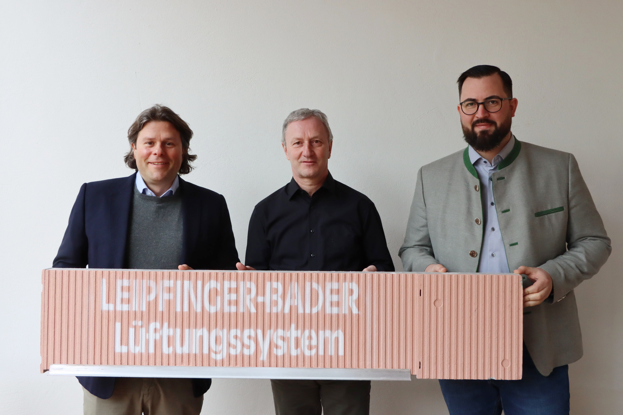 Inhaber Thomas Bader, Vertriebschef Thomas Batz und Syndikusanwalt Clemens Gaißmaier. (Bild: Leipfinger-Bader) Inhaber Thomas Bader, Vertriebschef Thomas Batz und Syndikusanwalt Clemens Gaißmaier. (Bild: Leipfinger-Bader)