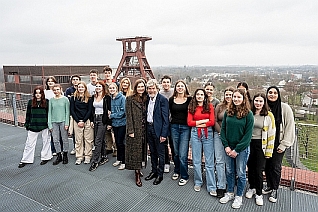 Reinhold Messner mit Schülerinnen und Schülern, Foto: Brost-Stiftung/Caroline Seidel Reinhold Messner mit Schülerinnen und Schülern, Foto: Brost-Stiftung/Caroline Seidel