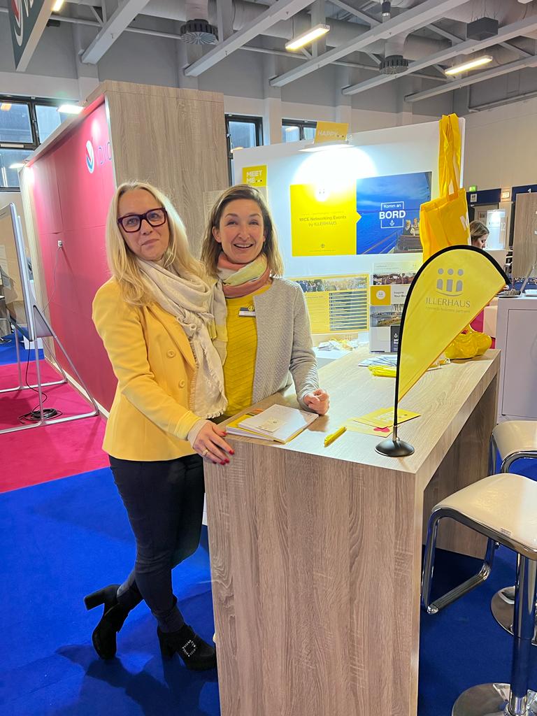 Susanne Illerhaus und Doreen Feldmann auf der ITB an ihrem gelben Stand (Die Bildrechte liegen bei dem Verfasser der Mitteilung.) Susanne Illerhaus und Doreen Feldmann auf der ITB an ihrem gelben Stand (Die Bildrechte liegen bei dem Verfasser der Mitteilung.)