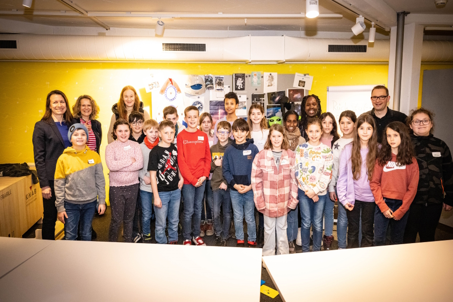 Cornelia Weigand und Dr. Andrea Niehaus mit der 4. Klasse der Grundschule Heimersheim (Die Bildrechte liegen bei dem Verfasser der Mitteilung.)