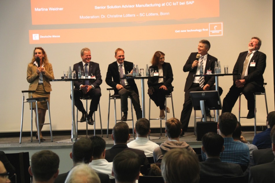 Podiumsdiskussion mit Dr. Christine Lötters auf der Hannover Messe 2017 (Foto: SC Lötters) (Die Bildrechte liegen bei dem Verfasser der Mitteilung.) Podiumsdiskussion mit Dr. Christine Lötters auf der Hannover Messe 2017 (Foto: SC Lötters) (Die Bildrechte liegen bei dem Verfasser der Mitteilung.)
