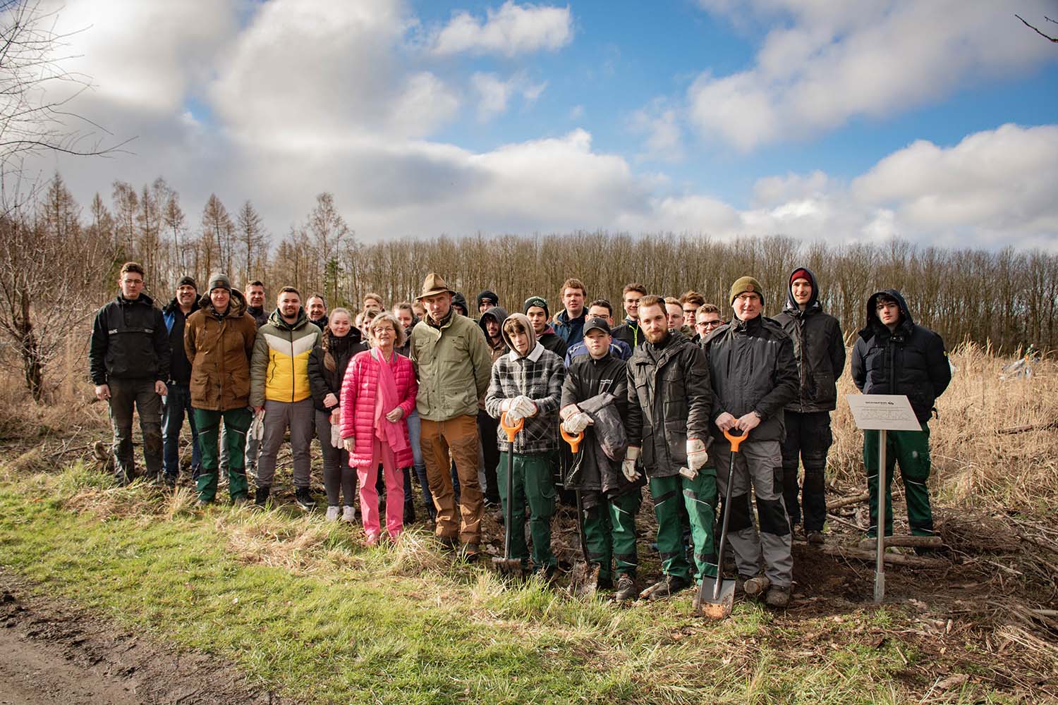 Viele Hände beteiligten sich an der Aufforstung im Forst des Haubergs bei weiß-blauem Himmel. (Die Bildrechte liegen bei dem Verfasser der Mitteilung.)