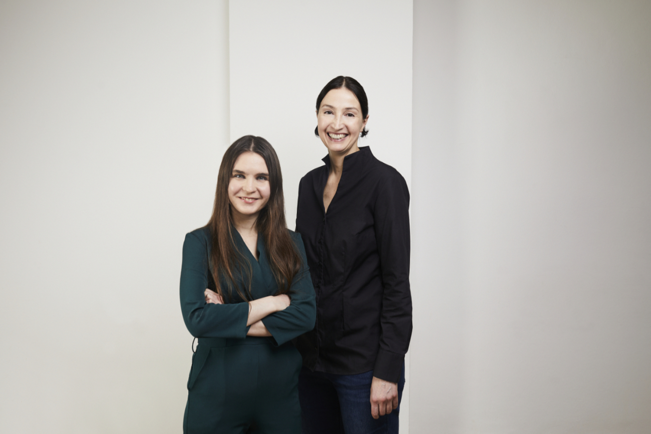 Von links: Die AI Prompterinnen Valeriia Volkovaia und Karoline von dem Bussche. (Bildquelle: Studio Ignatov) Von links: Die AI Prompterinnen Valeriia Volkovaia und Karoline von dem Bussche. (Bildquelle: Studio Ignatov)