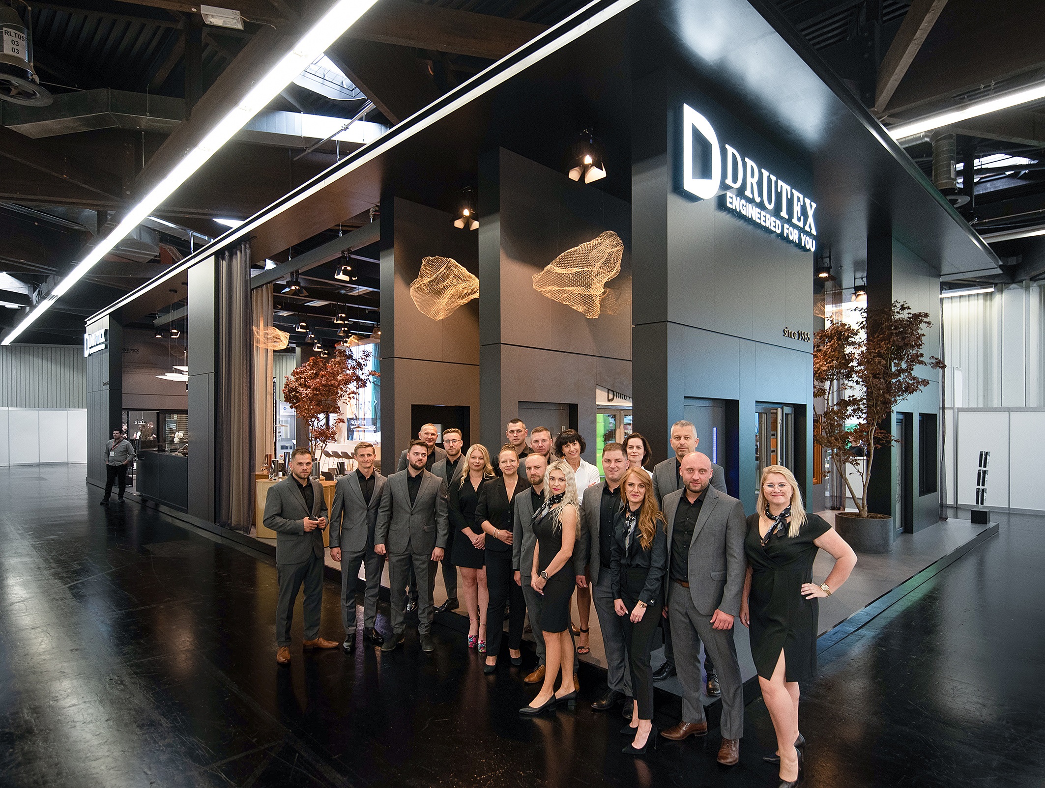Edles Standdesign wird auf der BAU in München die Produkte und Innovationen von DRUTEX hervorheben. Edles Standdesign wird auf der BAU in München die Produkte und Innovationen von DRUTEX hervorheben.