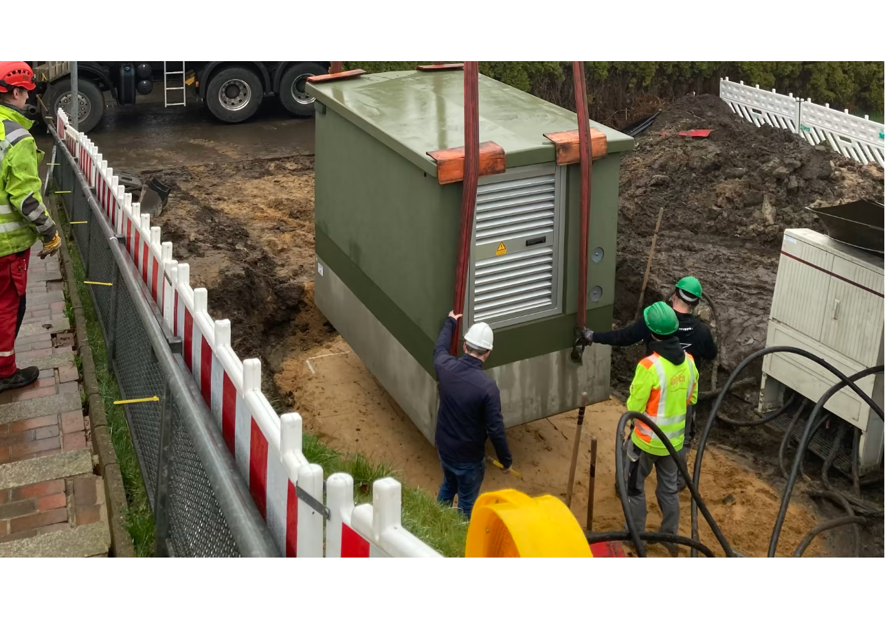 Die neue Ortsnetzstation Humsterdorf wird mit Hilfe eines Krans in Wewelsfleth aufgestellt.