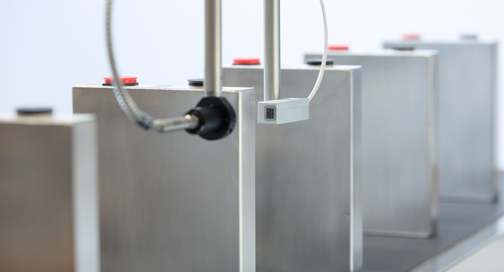 Xarion: Qualitätsprüfung von Batteriezellen, ob die Elektrolytflüssigkeit gleichmäßig verteilt ist. (Die Bildrechte liegen bei dem Verfasser der Mitteilung.) Xarion: Qualitätsprüfung von Batteriezellen, ob die Elektrolytflüssigkeit gleichmäßig verteilt ist. (Die Bildrechte liegen bei dem Verfasser der Mitteilung.)