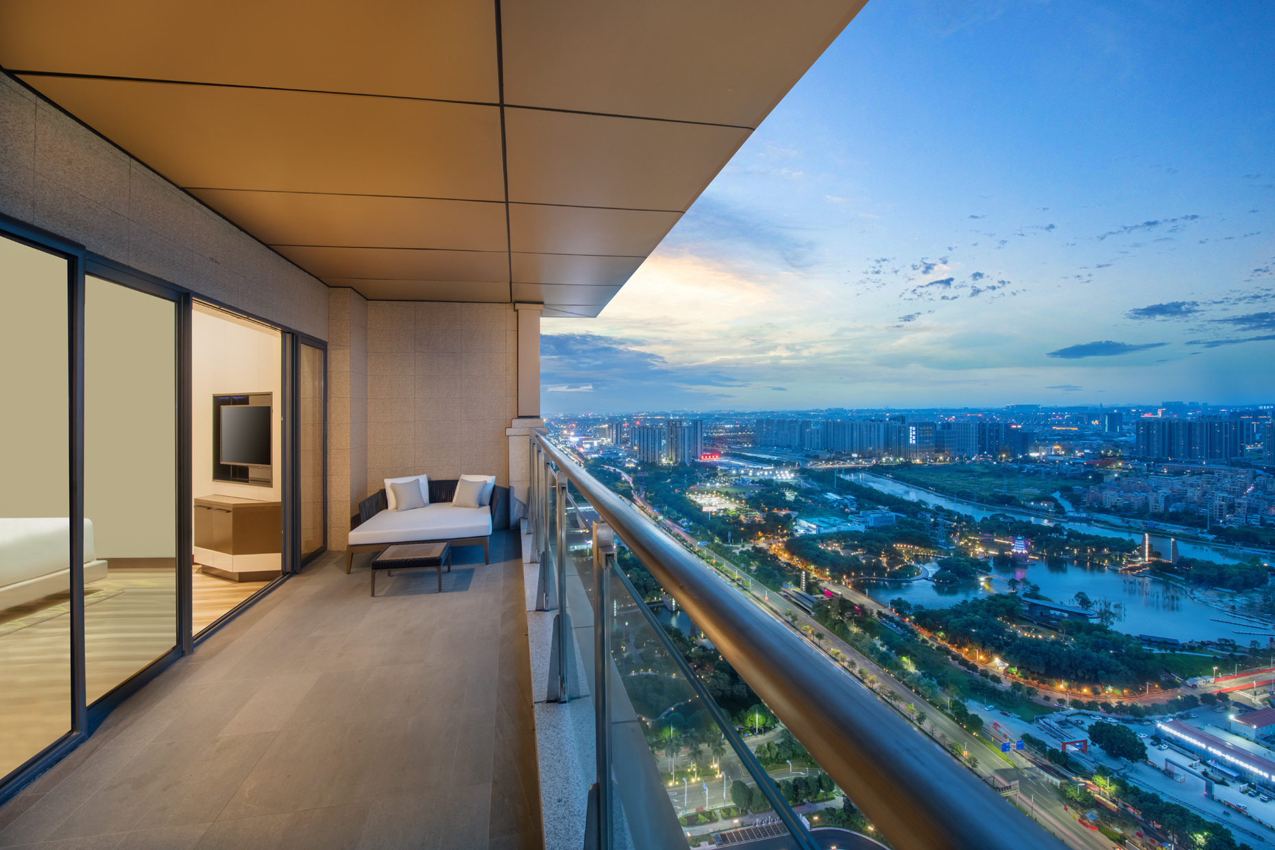 Von den Balkonen genießen die Gäste des neuen Oakwood Residence Foshan einen fantastischen Ausblick. (Die Bildrechte liegen bei dem Verfasser der Mitteilung.) Von den Balkonen genießen die Gäste des neuen Oakwood Residence Foshan einen fantastischen Ausblick. (Die Bildrechte liegen bei dem Verfasser der Mitteilung.)