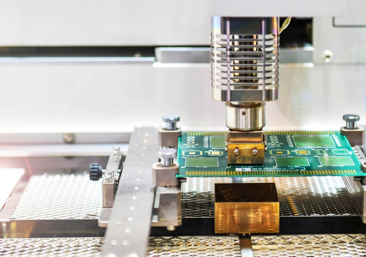 iTAC und Brose erarbeiten I4.0-Lösungen für die automatisierte SMT-Fertigung (Bildquelle: AdobeStock_278164446) iTAC und Brose erarbeiten I4.0-Lösungen für die automatisierte SMT-Fertigung (Bildquelle: AdobeStock_278164446)
