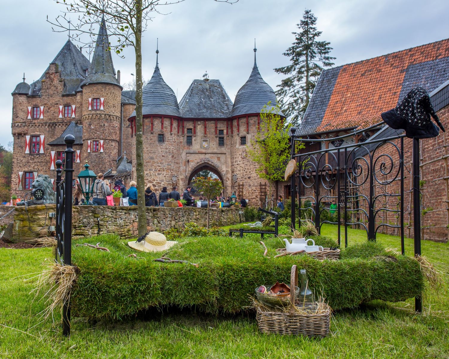 Hexen auf Burg Satzvey. Quelle: Mario Kaspers Hexen auf Burg Satzvey. Quelle: Mario Kaspers