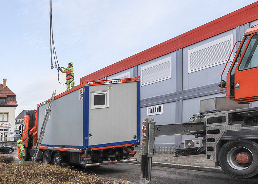 Für eine temporäre Unterkunft in Ettlingen liefert HKL die passenden Sanitärcontainer. (Die Bildrechte liegen bei dem Verfasser der Mitteilung.)