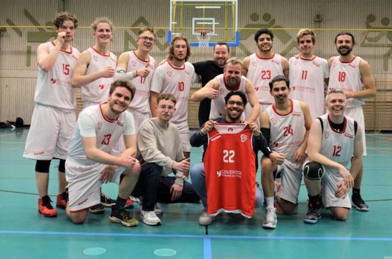 Geschäftsführer Kevin Siger (Mitte) Basketball Mannschaft VfB-Hallbergmoos
