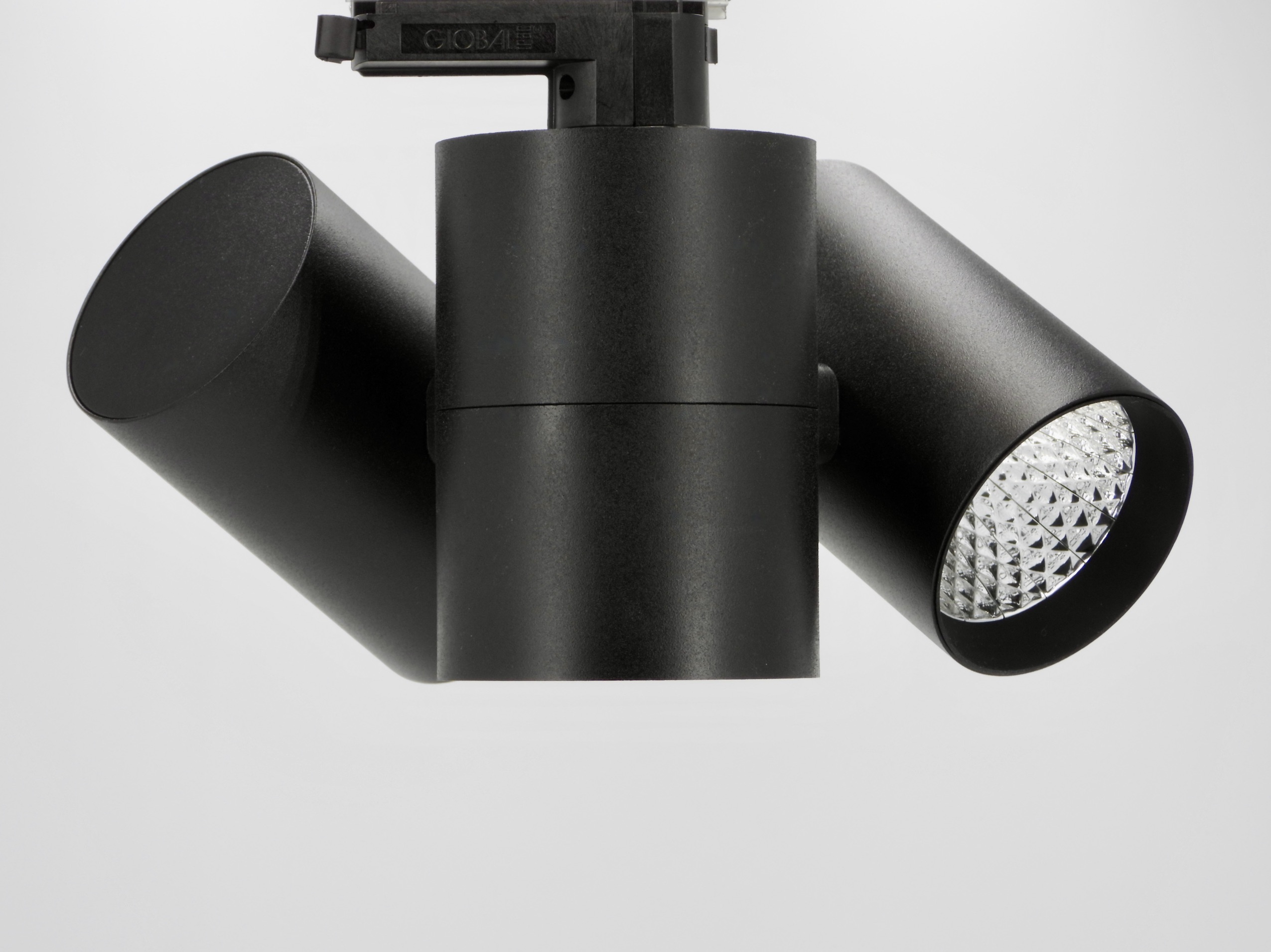 3-Phasen-Strahler schwarz von LED Explorer GmbH (Die Bildrechte liegen bei dem Verfasser der Mitteilung.) 3-Phasen-Strahler schwarz von LED Explorer GmbH (Die Bildrechte liegen bei dem Verfasser der Mitteilung.)