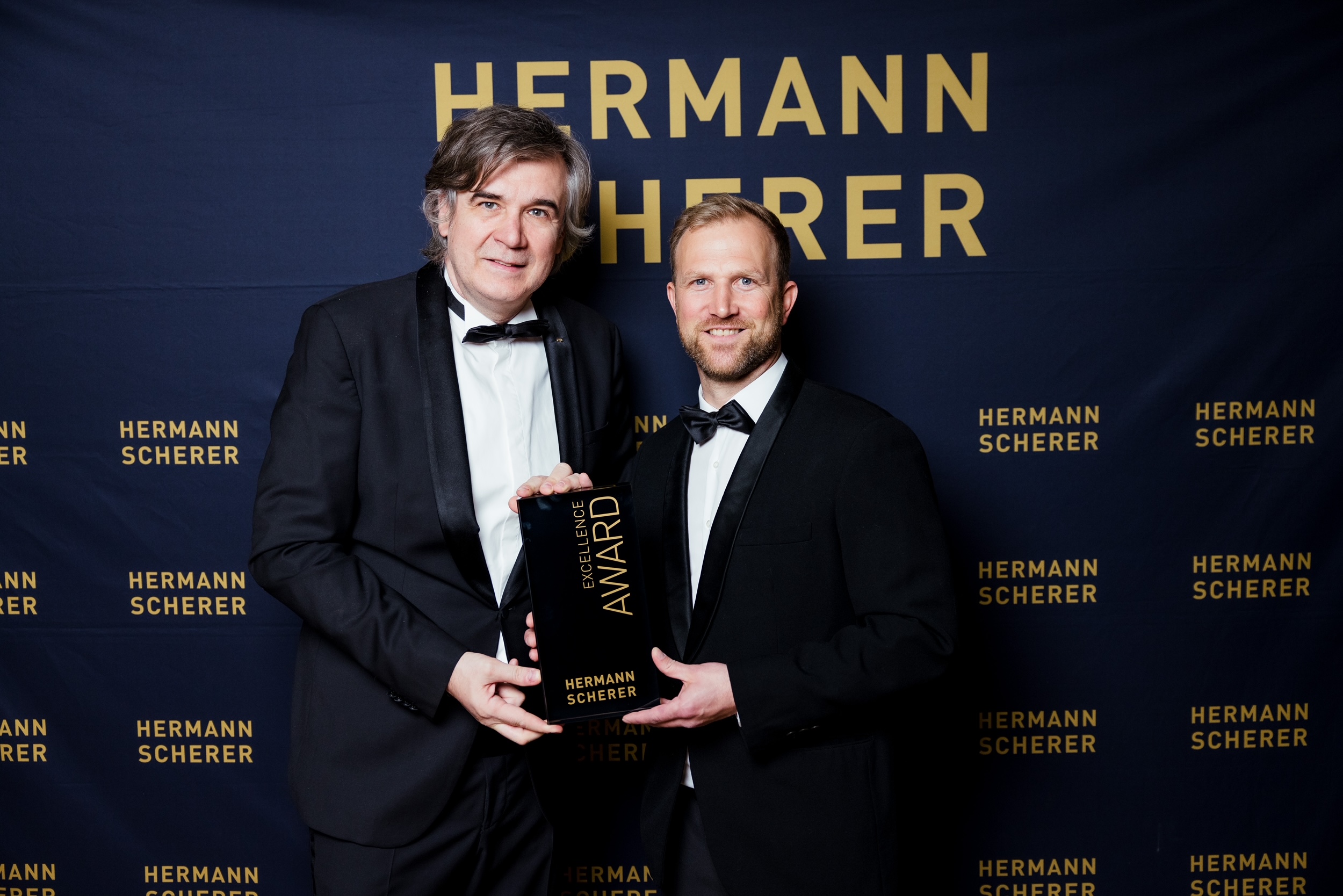Claus Weberstorfer (rechts) gewinnt EXCELLENCE AWARD beim 14. Internationalen Speaker Slam