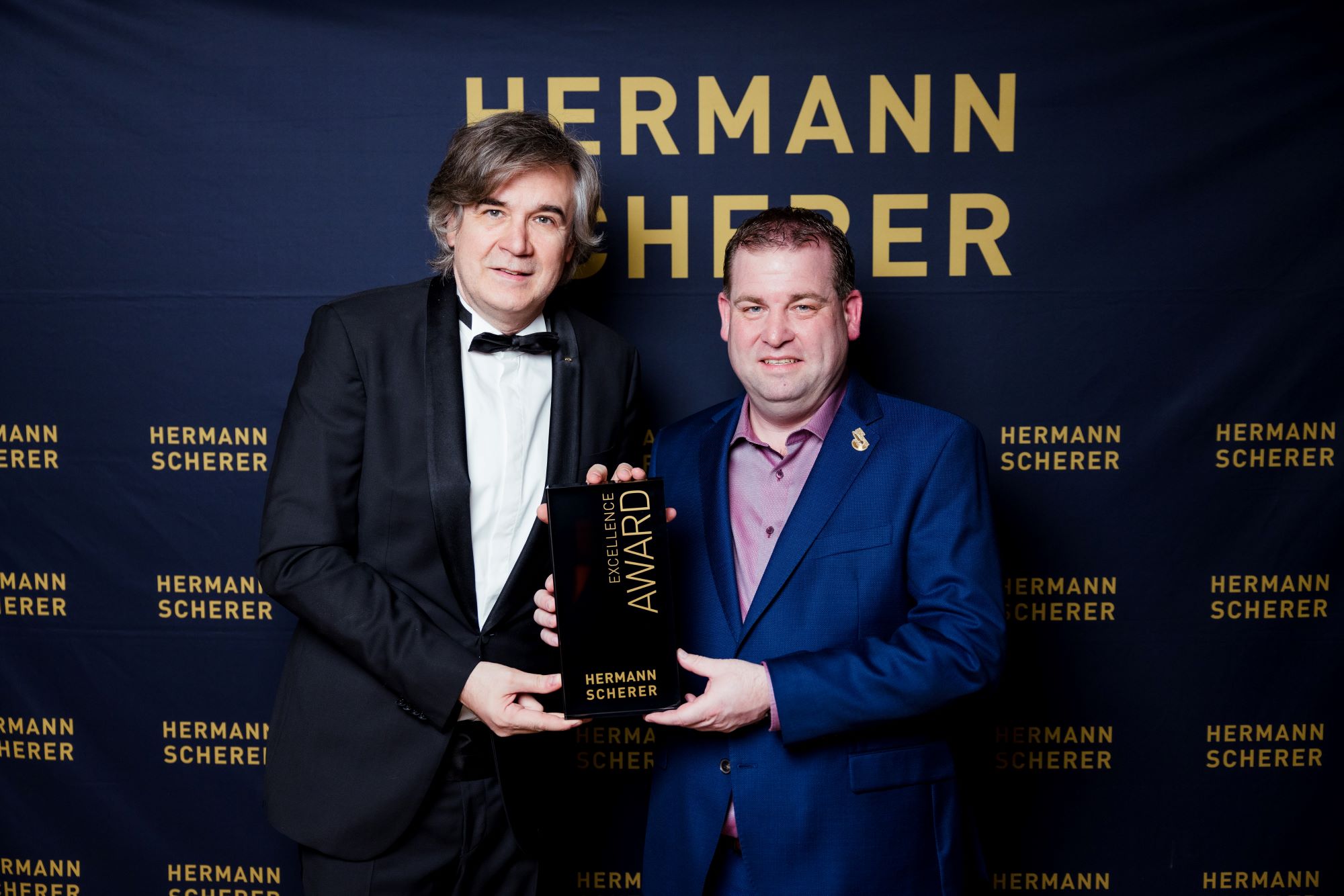 Immobilien-Experte Arndt Gerhardts erhält den Excellence Award von Hermann Scherer (Die Bildrechte liegen bei dem Verfasser der Mitteilung.)