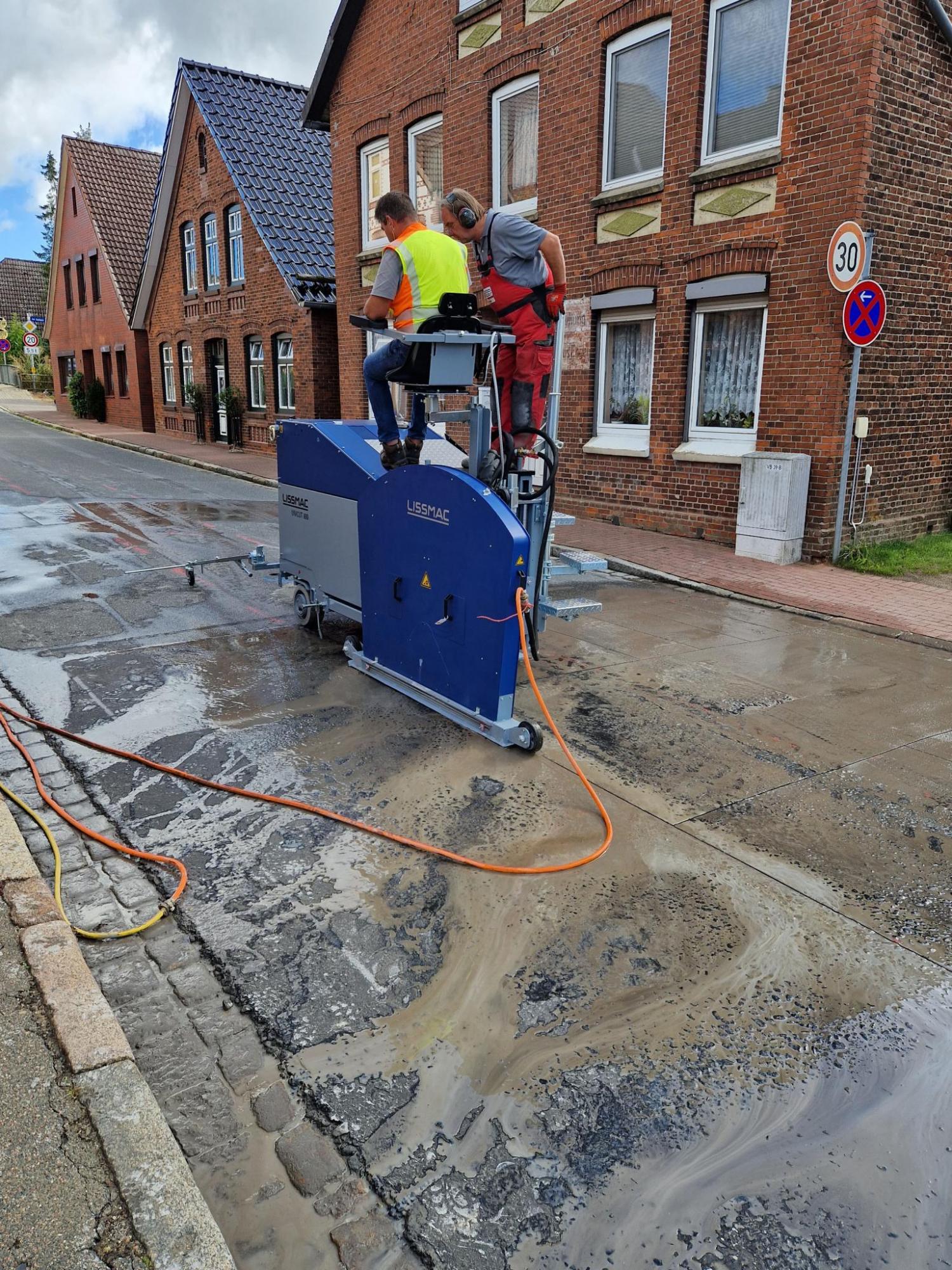 Rund 300 lfm Schnittlinien durch 50cm starken Beton (Bildquelle: @LISSMAC Maschinenbau GmbH) Rund 300 lfm Schnittlinien durch 50cm starken Beton (Bildquelle: @LISSMAC Maschinenbau GmbH)