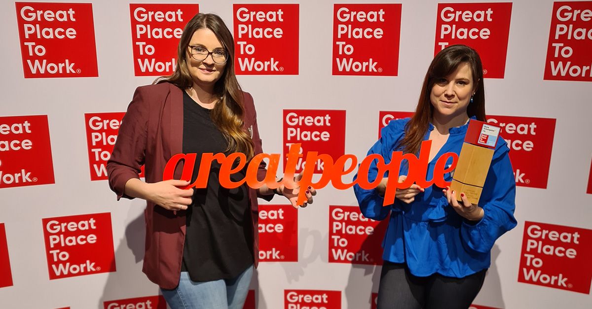 Dana Bannach (li.) und Iris Melcher von Syngenio bei der Verleihung der Auszeichnung in Köln (Bildquelle: Great Place to Work®) Dana Bannach (li.) und Iris Melcher von Syngenio bei der Verleihung der Auszeichnung in Köln (Bildquelle: Great Place to Work®)