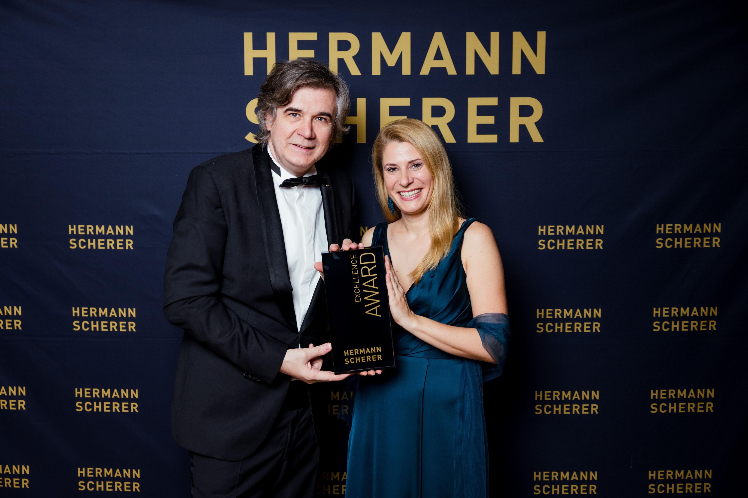Eva Krischel gewinnt mit Souveränität& Genuss den Excellence Award beim International Speaker Slam (Die Bildrechte liegen bei dem Verfasser der Mitteilung.) Eva Krischel gewinnt mit Souveränität& Genuss den Excellence Award beim International Speaker Slam (Die Bildrechte liegen bei dem Verfasser der Mitteilung.)