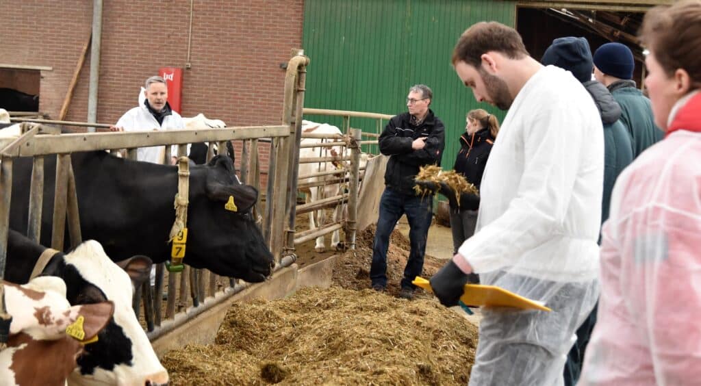 Tierärzte, Landwirte/Herdenmanager und Fütterungsberater diskutieren gemeinsam zu Themen der Tiergesundheit, Fütterung, Futtercontrolling und Managementmaßnahme (Die Bildrechte liegen bei dem Verfasser der Mitteilung.)
