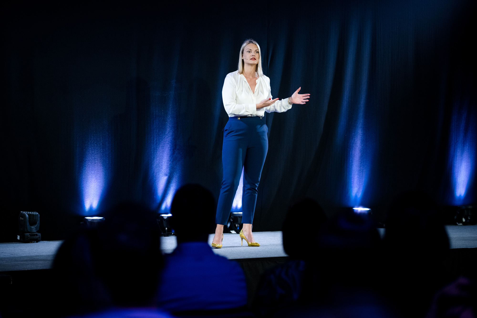 Die Expertin Nadja Maria Luschüberzeugt das Publikum beim International Speaker Slam (Die Bildrechte liegen bei dem Verfasser der Mitteilung.) Die Expertin Nadja Maria Luschüberzeugt das Publikum beim International Speaker Slam (Die Bildrechte liegen bei dem Verfasser der Mitteilung.)