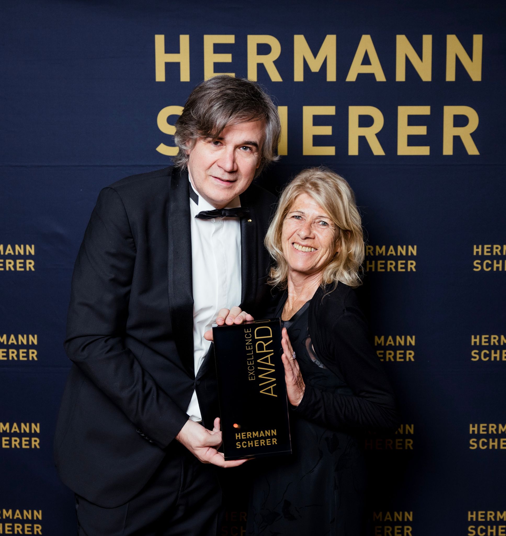 Isabelle Daviet erhält den Excellence Award von Hermann Scherer (Bildquelle: @Christina Pörsch)