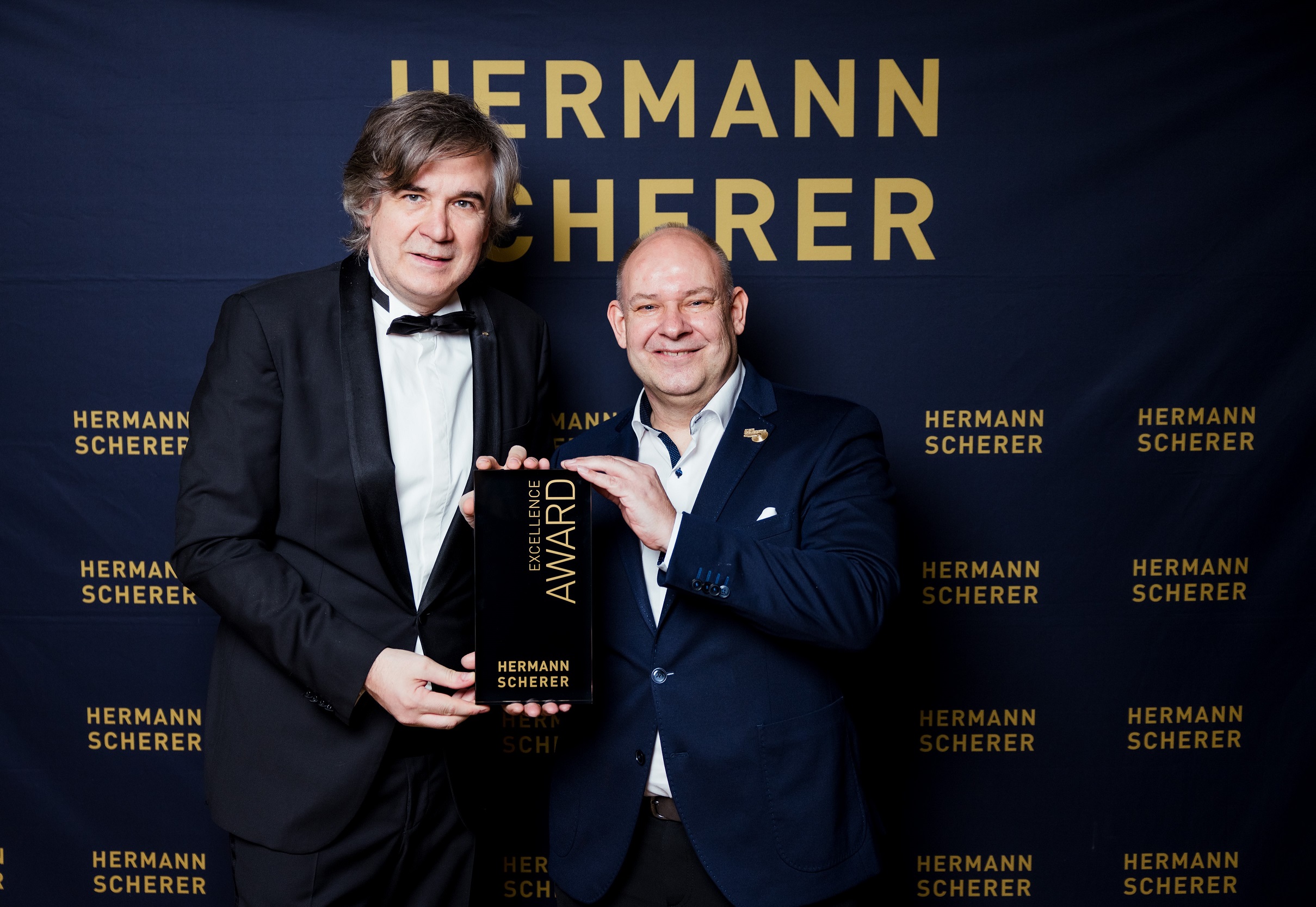 Thomas Geerlings erhält den Excellence Award  beim 14. Internationalen Speaker Slam (Bild: Justin B (Die Bildrechte liegen bei dem Verfasser der Mitteilung.)
