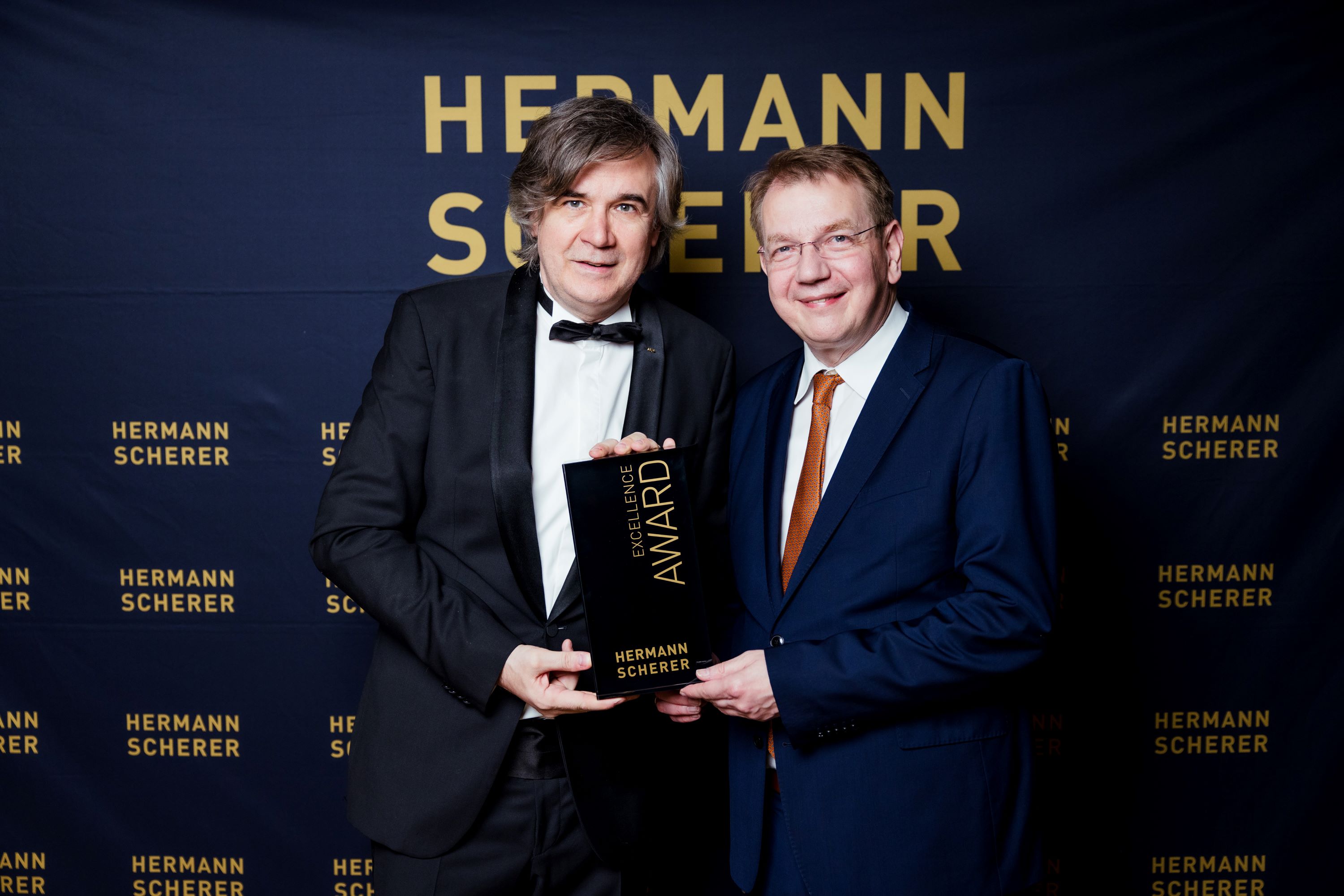 Top-Speaker Hermann Scherer zeichnet Martin Gattung mit dem Excellence Award aus Top-Speaker Hermann Scherer zeichnet Martin Gattung mit dem Excellence Award aus
