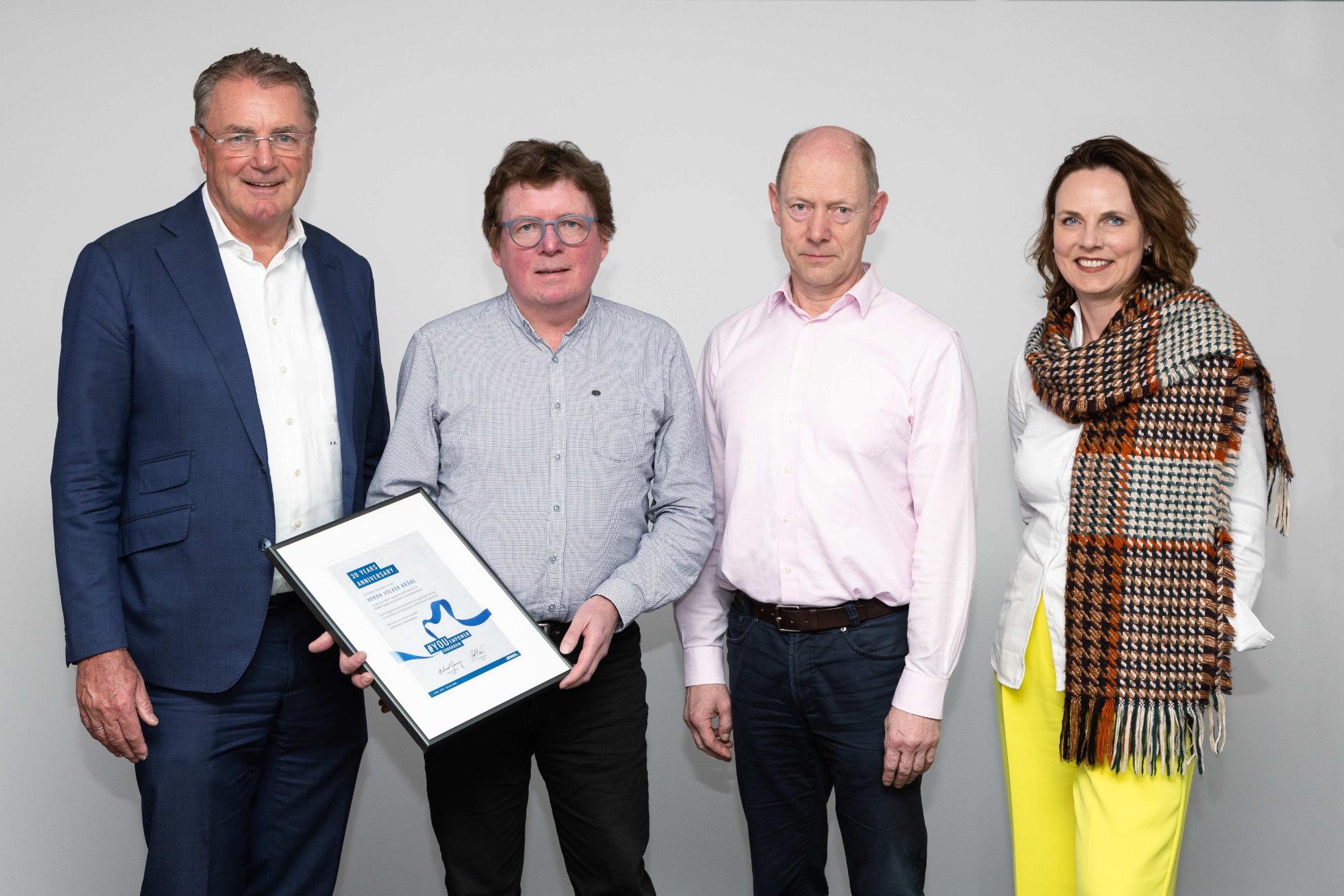 Jubilar Volker Krähe mit Firmengründer Helmut Dennig, Thomas Hoffmeister und Ricarda Fleer (Die Bildrechte liegen bei dem Verfasser der Mitteilung.)