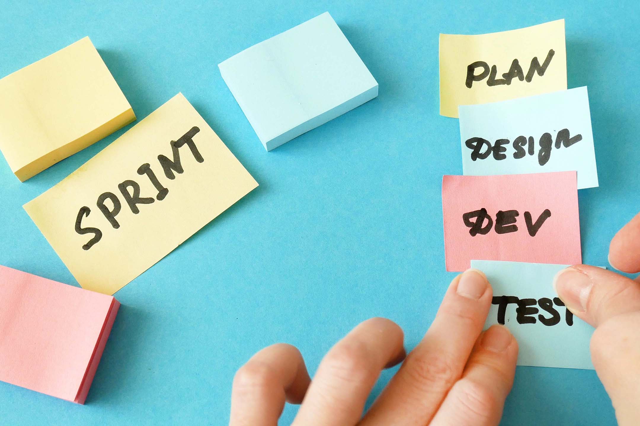 In regelmäßigen Sprints werden die einzelnen Entwicklungsschritte abgestimmt | Adobe Stock_lesslemon (Die Bildrechte liegen bei dem Verfasser der Mitteilung.) In regelmäßigen Sprints werden die einzelnen Entwicklungsschritte abgestimmt | Adobe Stock_lesslemon (Die Bildrechte liegen bei dem Verfasser der Mitteilung.)