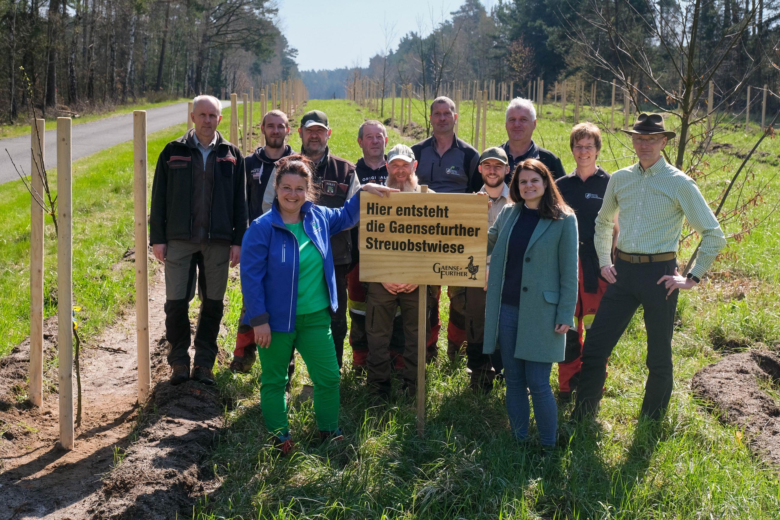 Das Team der Pflanzaktion (Bildquelle: Gaensefurther Schlossbrunnen) Das Team der Pflanzaktion (Bildquelle: Gaensefurther Schlossbrunnen)