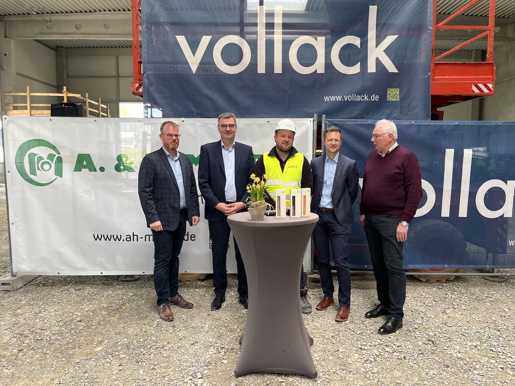 Große Freudeüber die Fertigstellung des Rohbaus der Produktions- und Lagerhalle von A.& H. Meyer (Bildquelle: Vollack Gruppe)