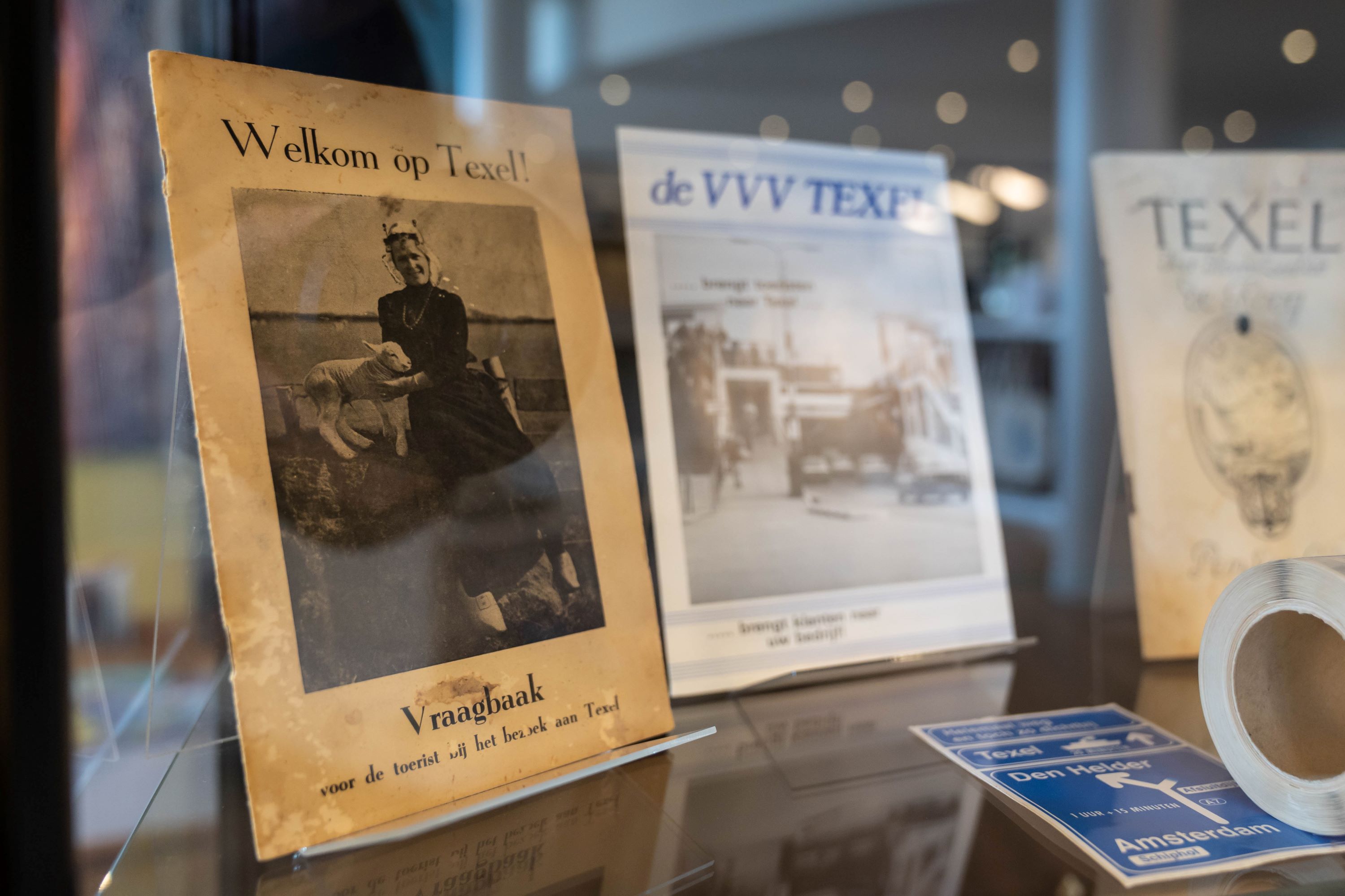 Erster Texel Reiseführer aus 1899 in der Jubiläumsausstellung (Bildquelle: @Leonie_Hoever) Erster Texel Reiseführer aus 1899 in der Jubiläumsausstellung (Bildquelle: @Leonie_Hoever)