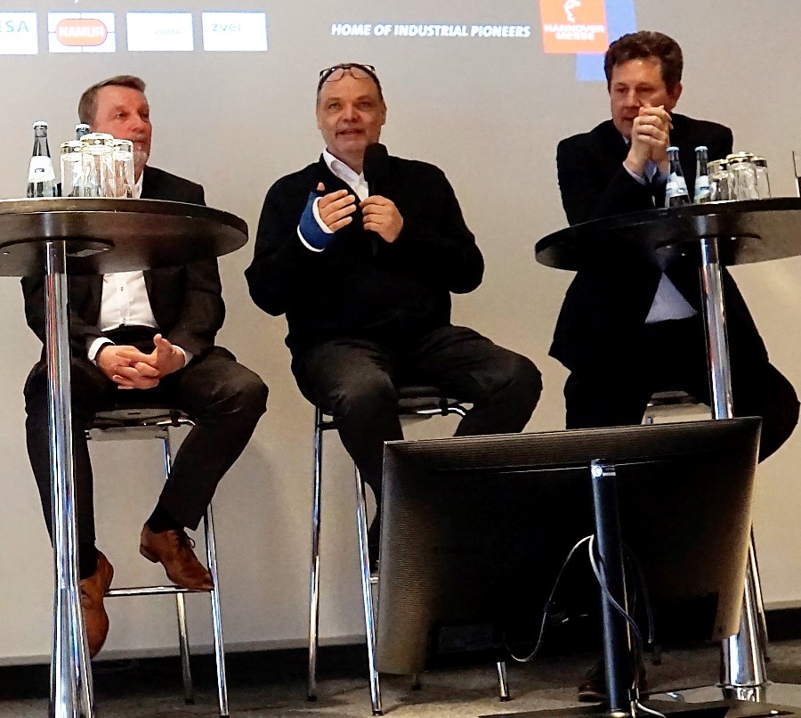 Günter Bitsch auf dem Podium (Die Bildrechte liegen bei dem Verfasser der Mitteilung.)