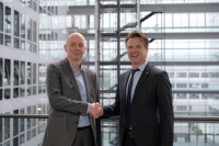 Dr. Wolfgang Standhaft, CIO Fraport AG (links), mit Ralf Bauer von CGI (rechts) (Quelle: CGI)