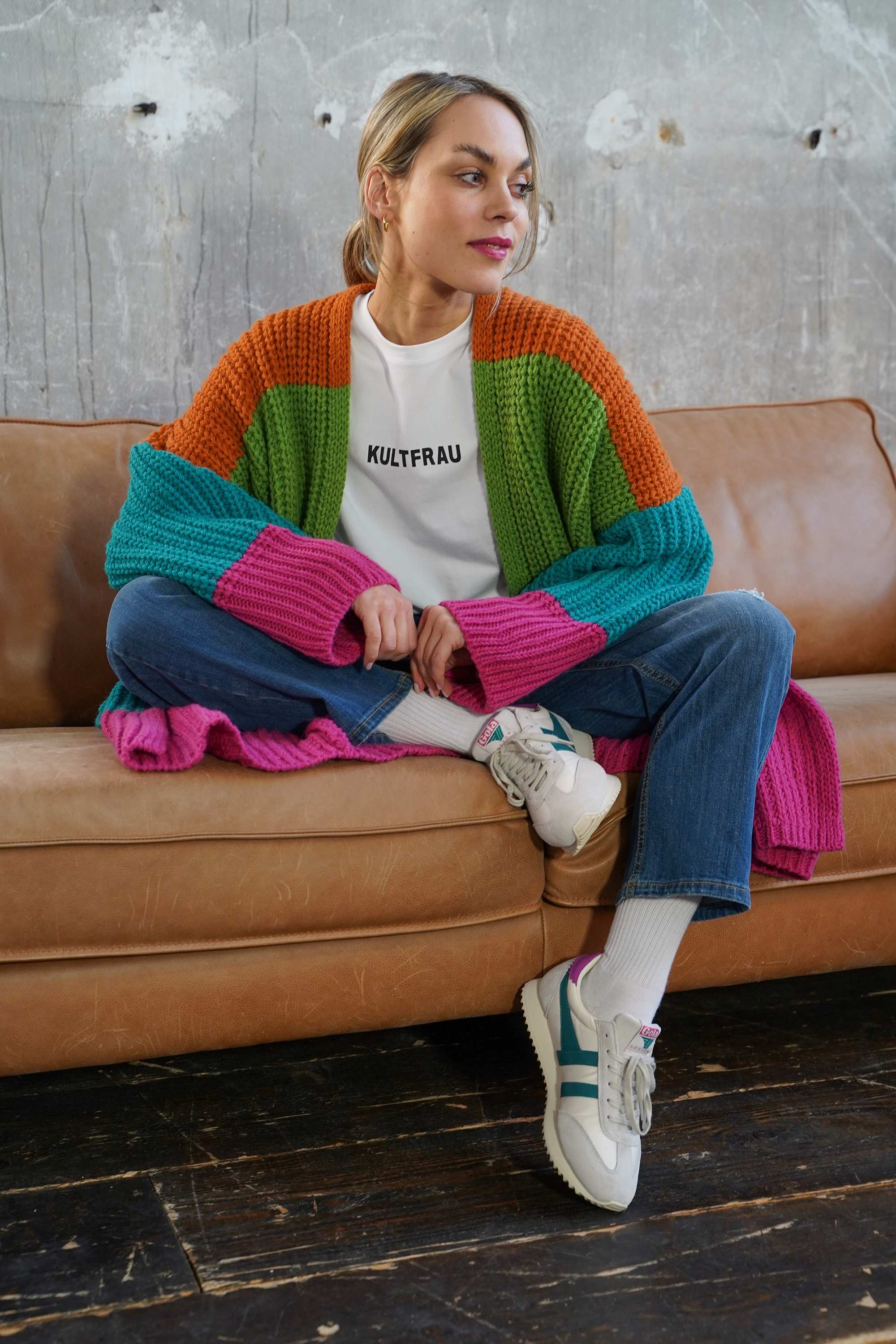 Der Strickcardigan"Lollyta" von Kultfrau im angesagten Colour-Blocking. (Die Bildrechte liegen bei dem Verfasser der Mitteilung.)