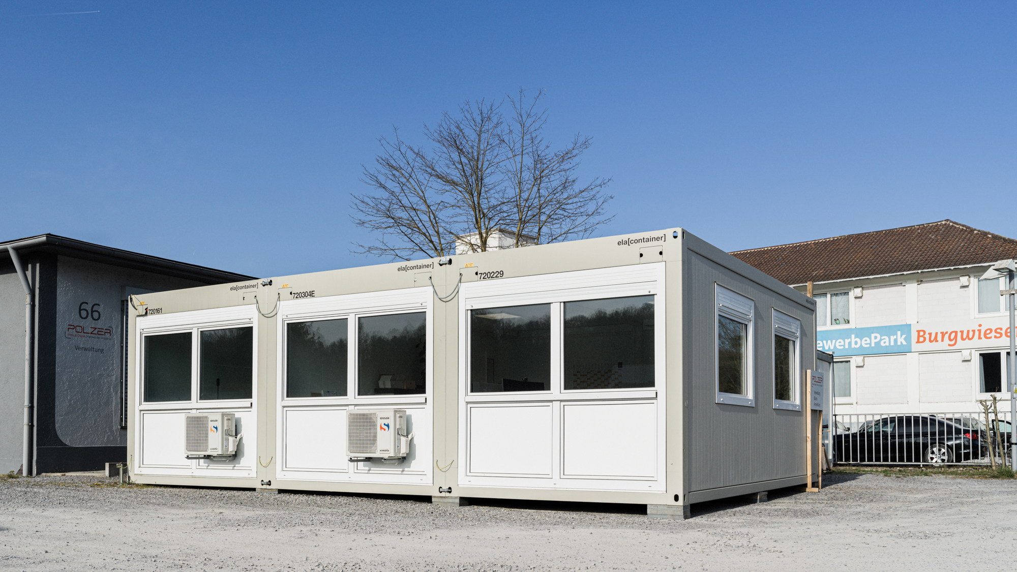 Drei extra breite ELA Bürocontainer bieten auf 54 Quadratmetern Platz für Büro- und Besprechungsräume.