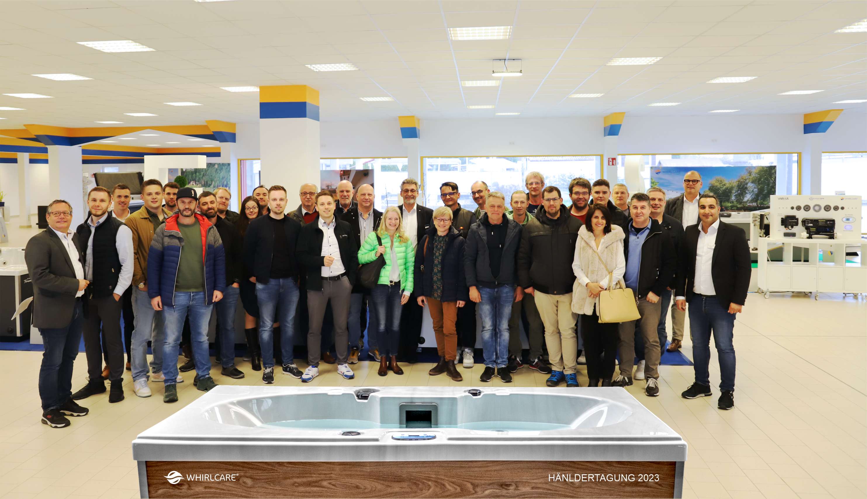 Teilnehmer der Whirlcare Händlertagung 2023 im angrenzenden Showroom der Whirlpools World One GmbH (Die Bildrechte liegen bei dem Verfasser der Mitteilung.)