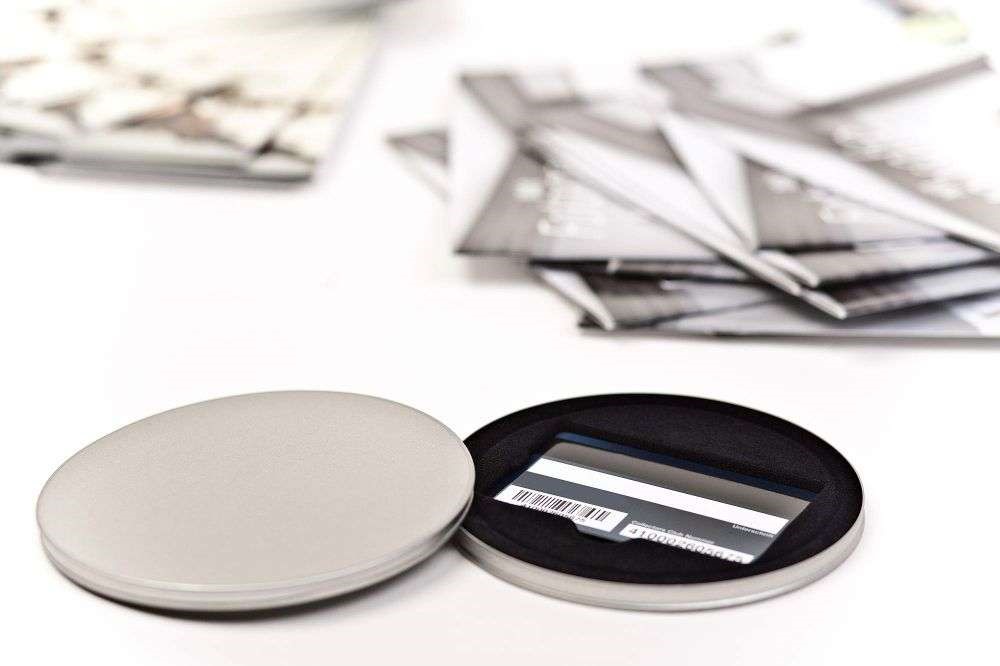 Geschenkdose aus Metall für Gutscheine im Kreditkartenformat (Die Bildrechte liegen bei dem Verfasser der Mitteilung.) Geschenkdose aus Metall für Gutscheine im Kreditkartenformat (Die Bildrechte liegen bei dem Verfasser der Mitteilung.)