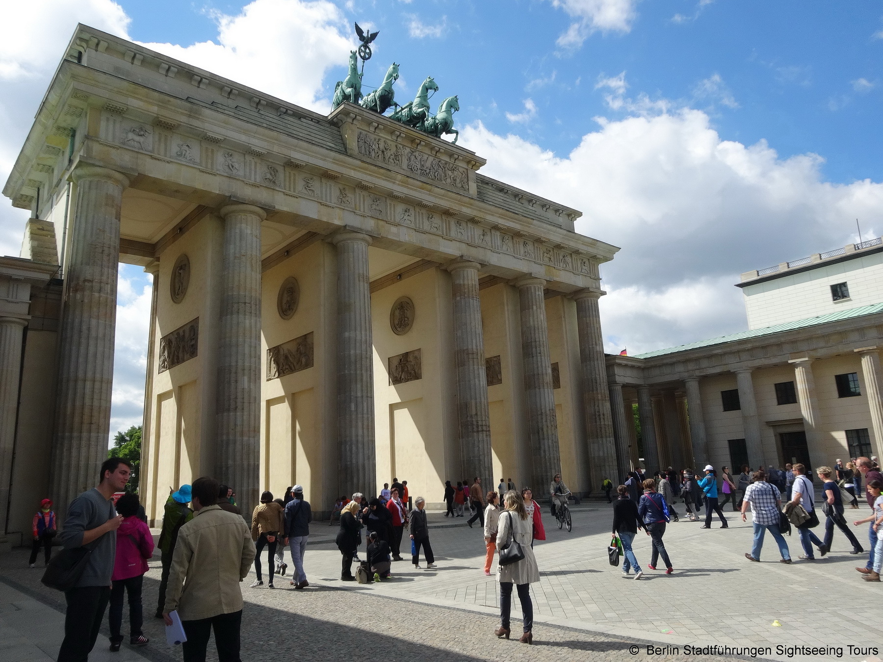Berlin Stadtführung am Brandenburger Tor (Die Bildrechte liegen bei dem Verfasser der Mitteilung.) Berlin Stadtführung am Brandenburger Tor (Die Bildrechte liegen bei dem Verfasser der Mitteilung.)